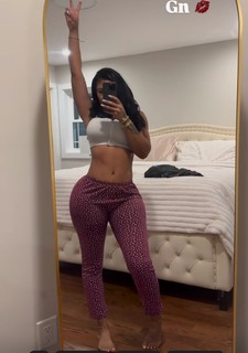 Taylor Hing feet photo thumbnail