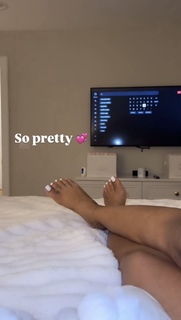 Taylor Hing feet photo thumbnail