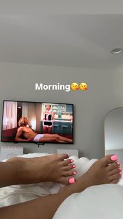 Taylor Hing feet photo thumbnail