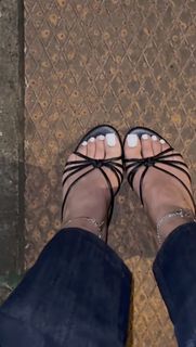Taylor Hing feet photo thumbnail