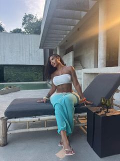 Taylor Hing feet photo thumbnail