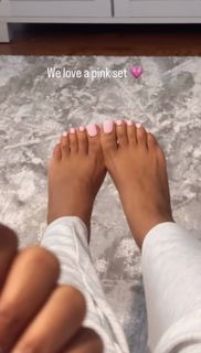 Taylor Hing feet photo thumbnail
