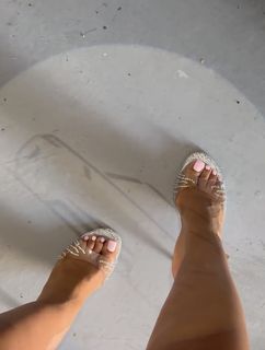 Taylor Hing feet photo thumbnail