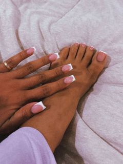 Taylor Hing feet photo thumbnail