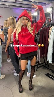Taylor Hudson feet photo 5