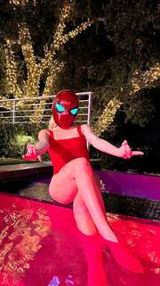 Taylor Hudson feet photo 7