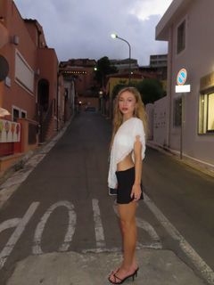 Taylor Hudson feet photo 8