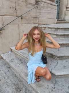 Taylor Hudson feet photo 3