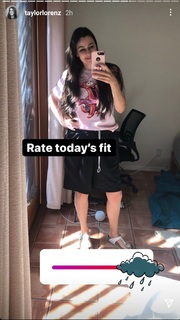 Taylor Lorenz feet photo 4
