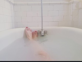 Taylor Lorenz feet photo 15