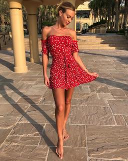 Taylor Mega feet photo thumbnail