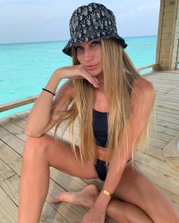 Taylor Mega feet photo thumbnail