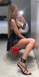 Taylor Mega feet photo thumbnail