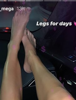 Taylor Mega feet photo thumbnail