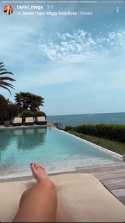 Taylor Mega feet photo thumbnail