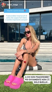 Taylor Mega feet photo thumbnail