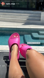 Taylor Mega feet photo thumbnail
