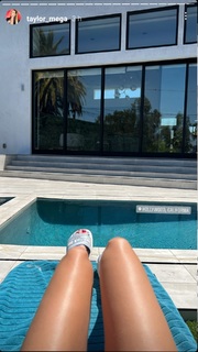 Taylor Mega feet photo thumbnail