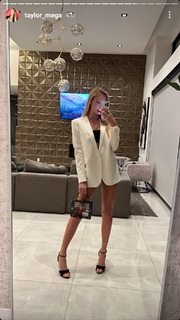 Taylor Mega feet photo thumbnail