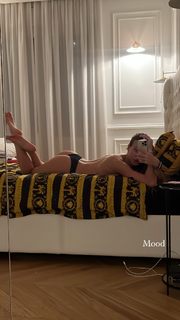 Taylor Mega feet photo thumbnail