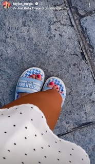 Taylor Mega feet photo thumbnail