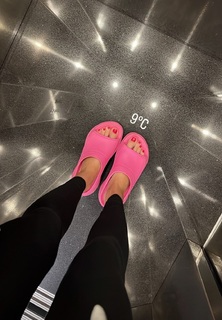 Taylor Mega feet photo thumbnail