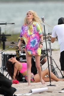 Taylor Momsen feet photo thumbnail