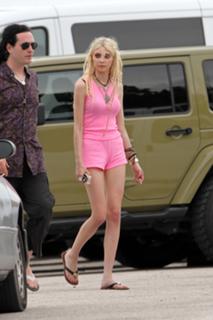 Taylor Momsen feet photo thumbnail