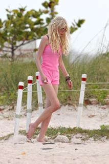 Taylor Momsen feet photo thumbnail