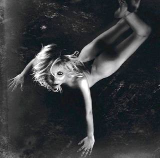 Taylor Momsen feet photo thumbnail