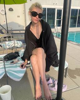 Taylor Momsen feet photo thumbnail