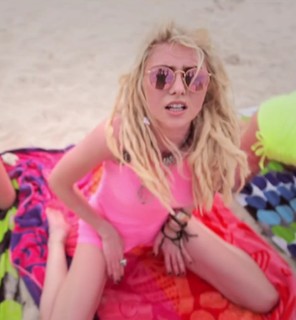 Taylor Momsen feet photo thumbnail