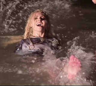 Taylor Momsen feet photo thumbnail