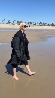 Taylor Momsen feet photo thumbnail