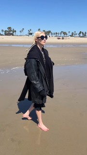 Taylor Momsen feet photo thumbnail