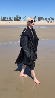 Taylor Momsen feet photo thumbnail