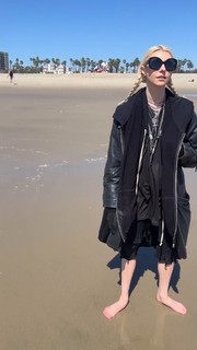 Taylor Momsen feet photo thumbnail