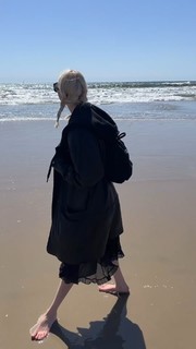 Taylor Momsen feet photo thumbnail