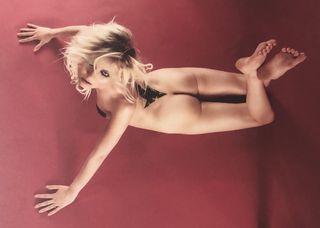 Taylor Momsen feet photo thumbnail