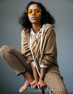 Taylor Russell feet photo thumbnail