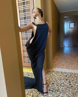 Taylor Russell feet photo thumbnail