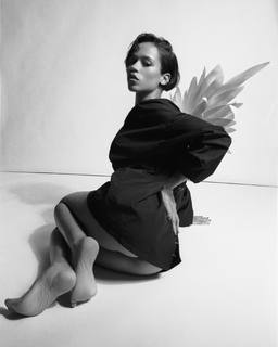 Taylor Russell feet photo thumbnail