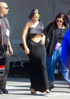 Taylor Russell feet photo thumbnail