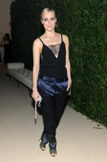 Taylor Schilling feet photo thumbnail