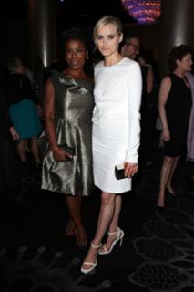 Taylor Schilling feet photo thumbnail
