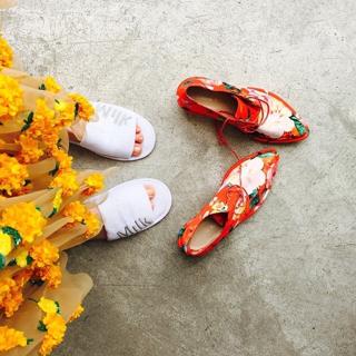 Taylor Schilling feet photo thumbnail