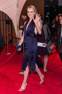 Taylor Schilling feet photo thumbnail