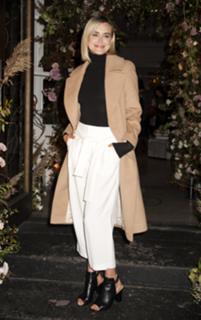 Taylor Schilling feet photo thumbnail