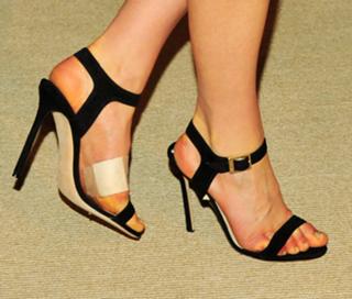 Taylor Schilling feet photo thumbnail