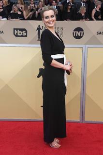 Taylor Schilling feet photo thumbnail
